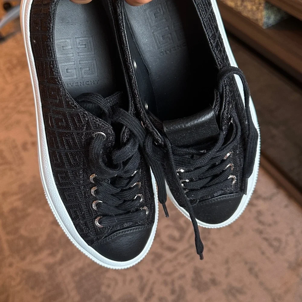 Givenchy Black and White Low-Top Sneakers - Picture 5 of 7